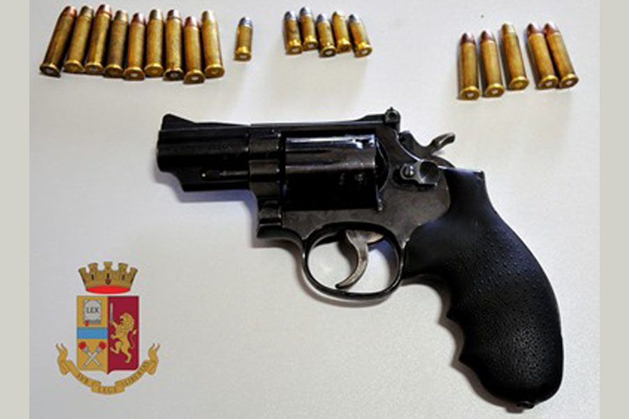 Adrano. Possesso d’arma e cartucce, arrestato pregiudicato