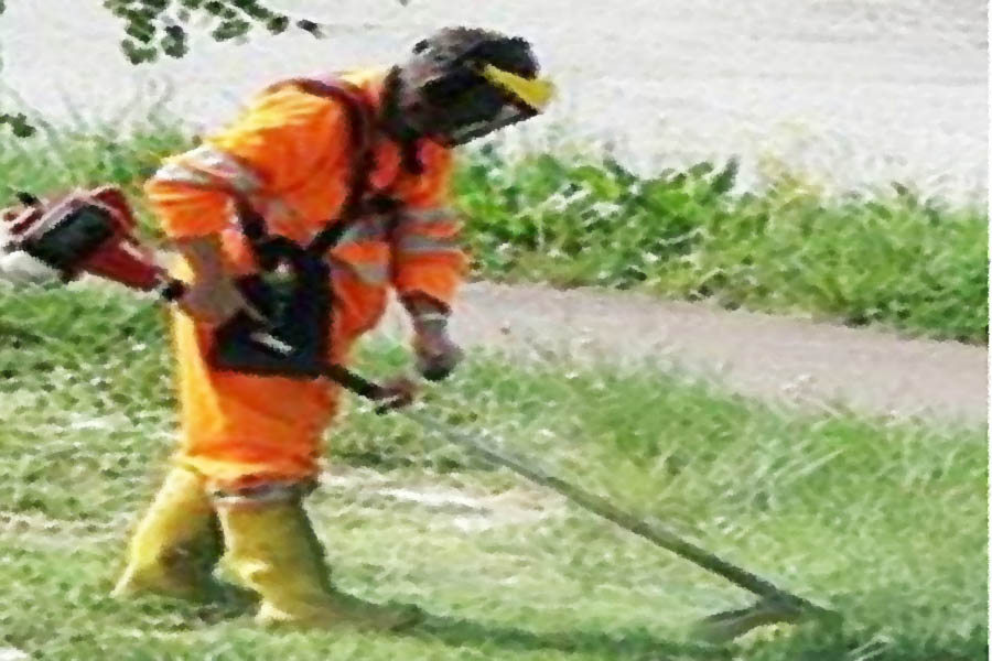 Belpasso. In corso scerbamento e pulizia strade