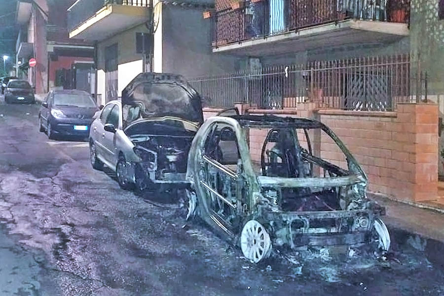 Motta Sant’Anastasia, due auto in fiamme nella notte
