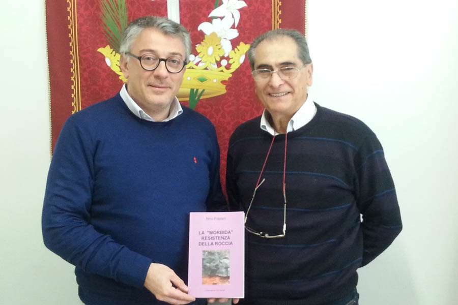 Belpasso. “La morbida resistenza della roccia”, Nino Prastani dona il suo romanzo alla biblioteca