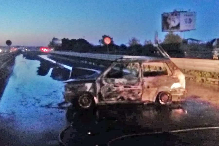 Statale 121: auto bruciata in carreggiata, code e disagi