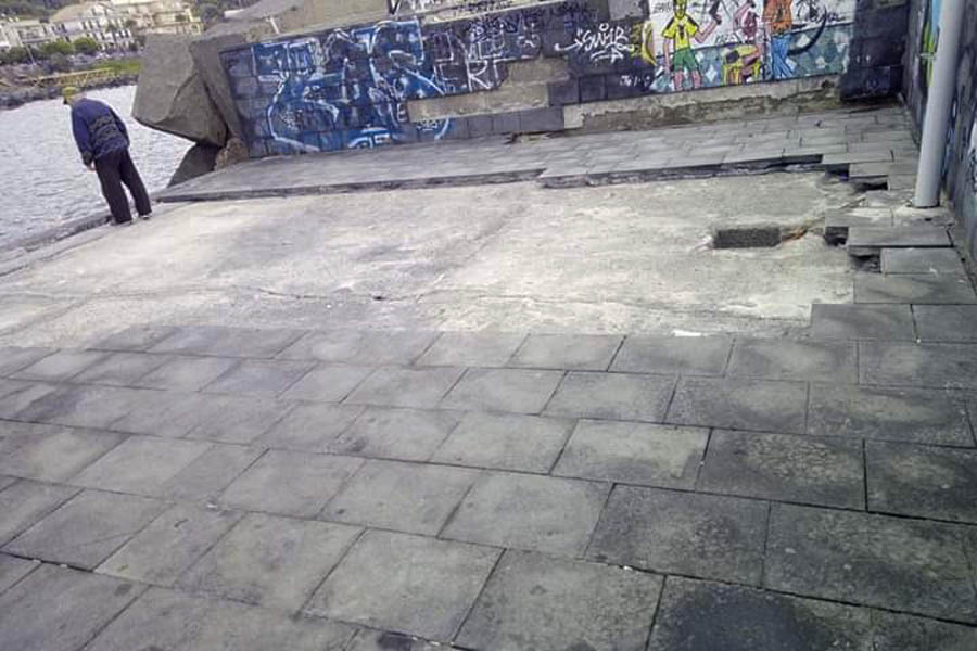 Aci Castello. Rubata parte della pavimentazione del porticciolo