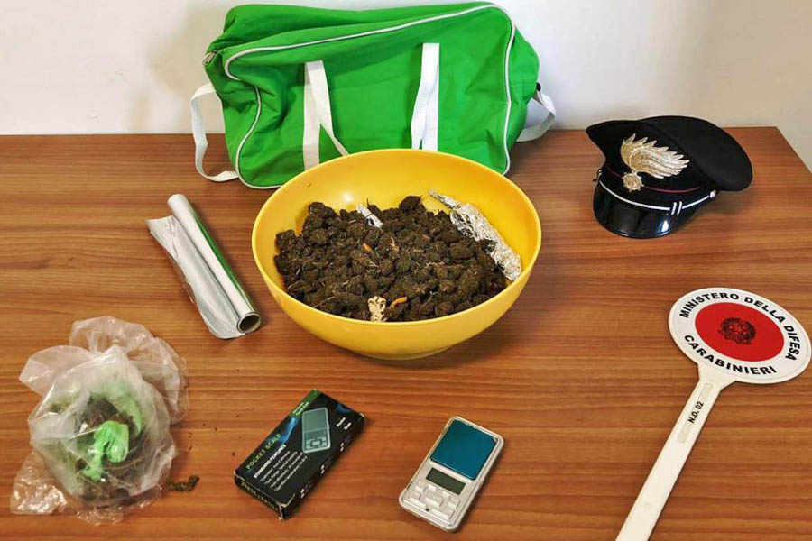 Belpasso. Mezzo chilo di “erba” a  casa, arrestato 44enne