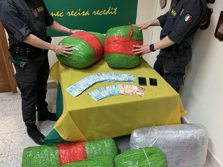 Misterbianco. Arrestato corriere della droga: deteneva 136 chili di marijuana nel garage di casa