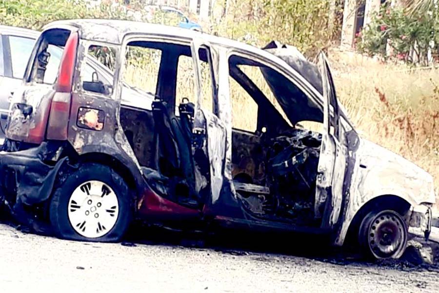 Paternò. Automobile in fiamme in piazza della Repubblica