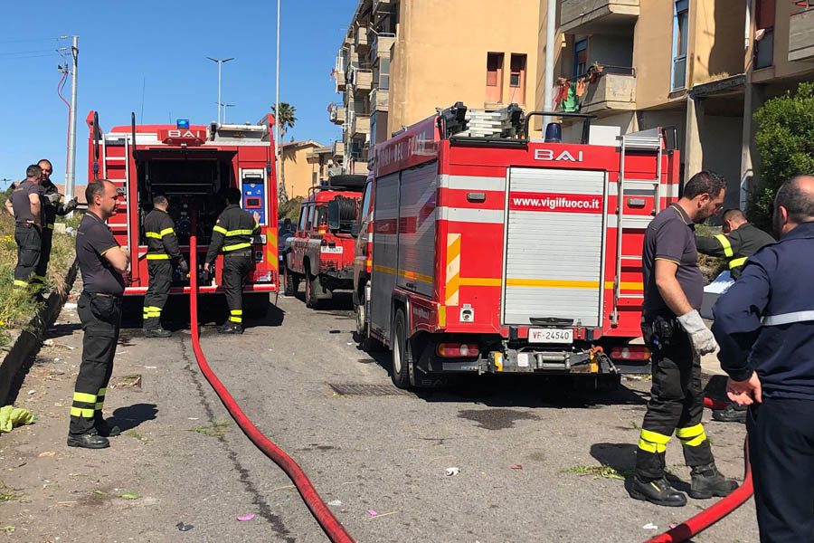 Adrano. Immondizia in fiamme in Contrada Capici