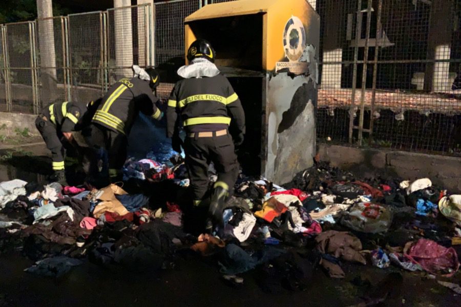 Adrano. In fiamme contenitore abiti usati in zona Patellaro