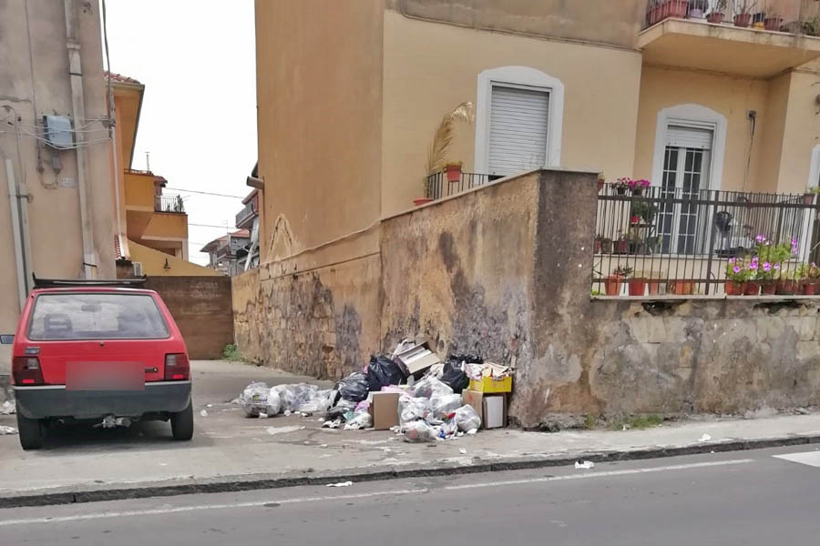 Dillo a Yvii24. Biancavilla da una settimana spazzatura non ritirata in viale Europa