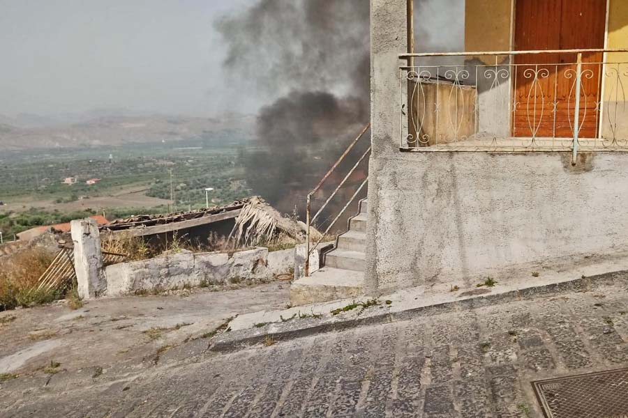Santa Maria di Licodia. Incendio di sterpaglie a ridosso del centro