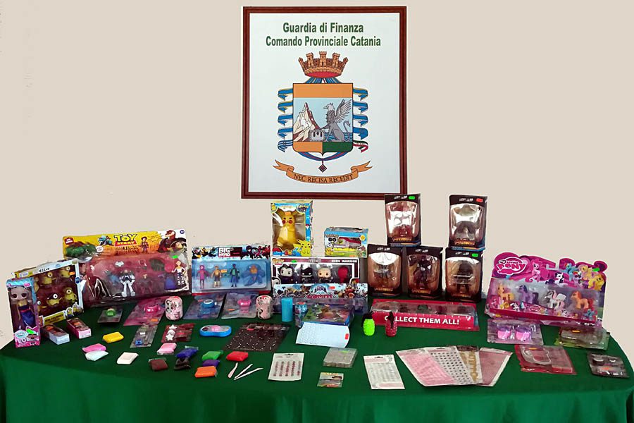 Prodotti illegali, Gdf sequestra 7 milioni di articoli. Nel mirino anche un negozio di Paternò