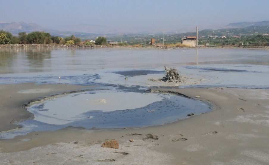 Etna. Il fenomeno delle “Salinelle” analizzato dall’Ingv