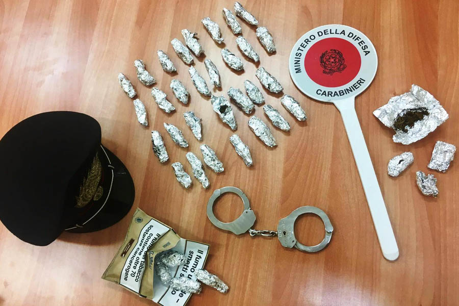 Paternò. Droga negli slip: arrestato 20enne, denunciato minore