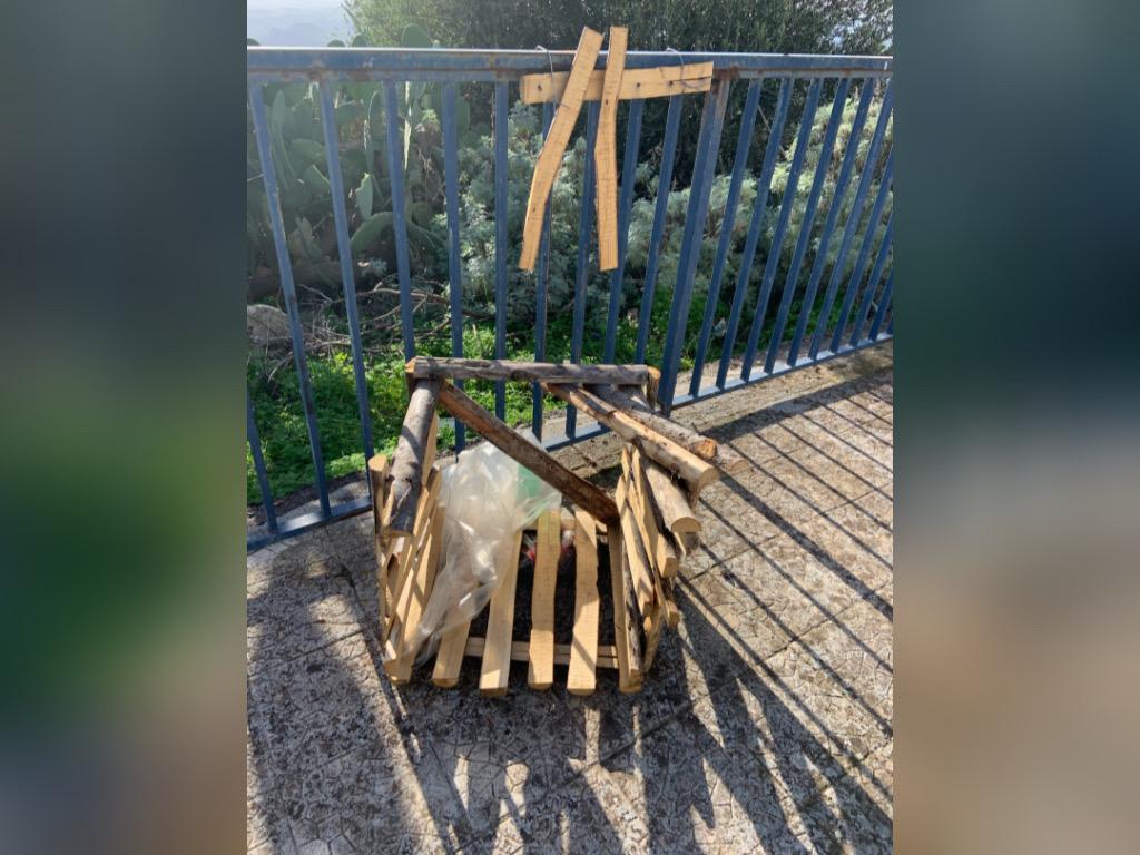 Santa Maria di Licodia. Divelto cestino in legno realizzato dagli Scout