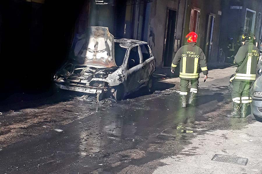 Paternò. Auto in fiamme in via Napoli
