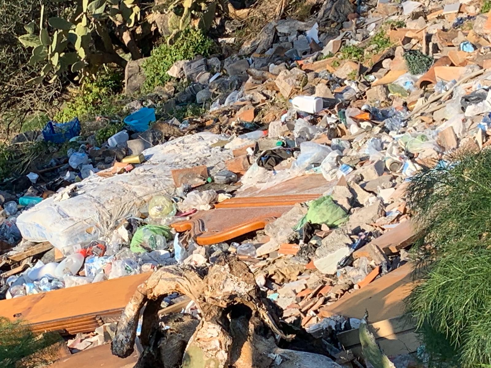 Santa Maria di Licodia. Nel quartiere “Pepe”, una discarica “Spaziale”