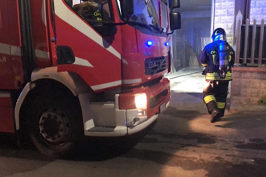 Biancavilla. In fiamme garage in via delle Azalee
