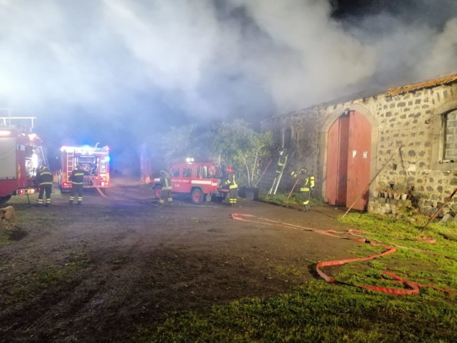 Biancavilla. Incendio in azienda agricola a Piano Rinazze