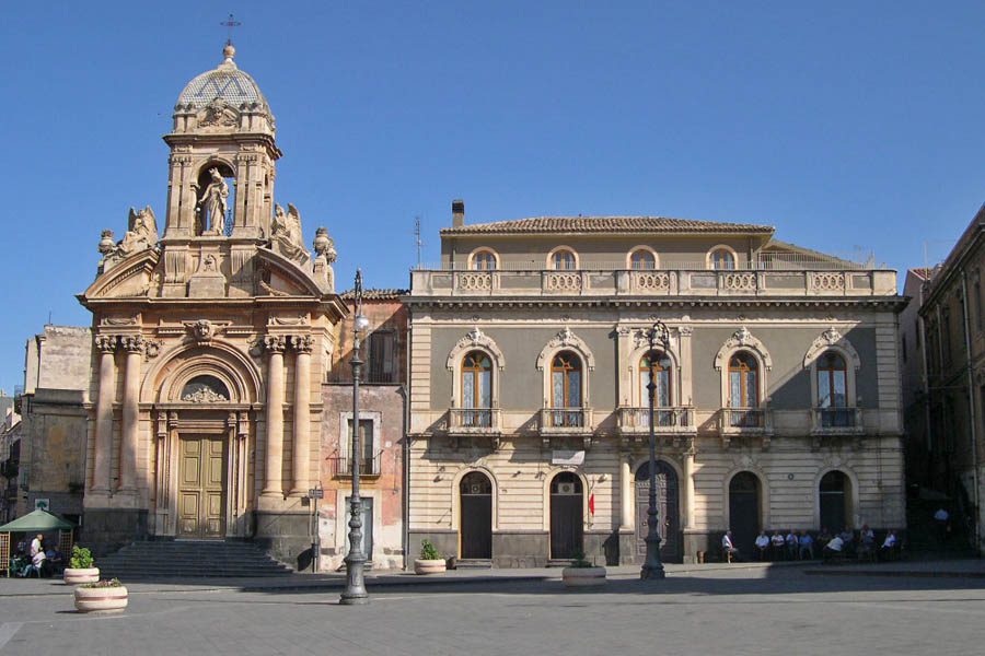 Biancavilla. Cade dal balcone in piazza Roma: morto sul colpo