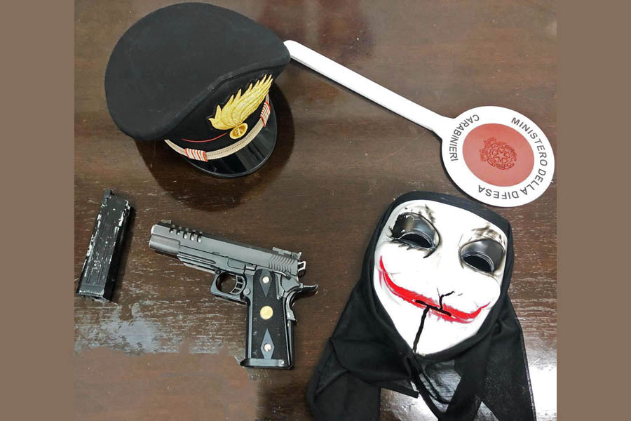 Paternò. Maschera e pistola giocattolo in auto