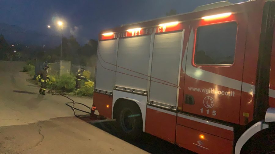Biancavilla. Incendio di sterpaglie nei pressi di una centralina del Gas