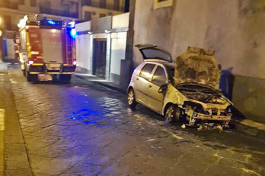 Aci Catena: due auto in fiamme. Si tratta di incendi dolosi