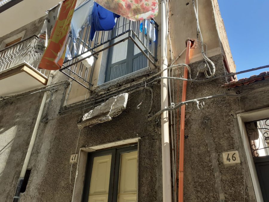 Paternò. Crolla Balcone nel centro storico. Tre feriti