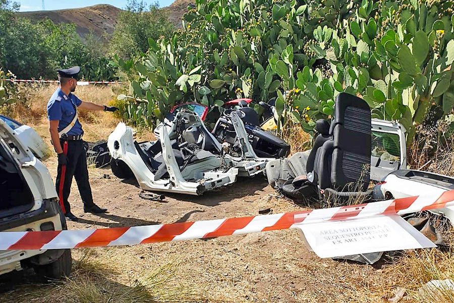 Biancavilla. Smantellavano auto rubate, arrestati in tre