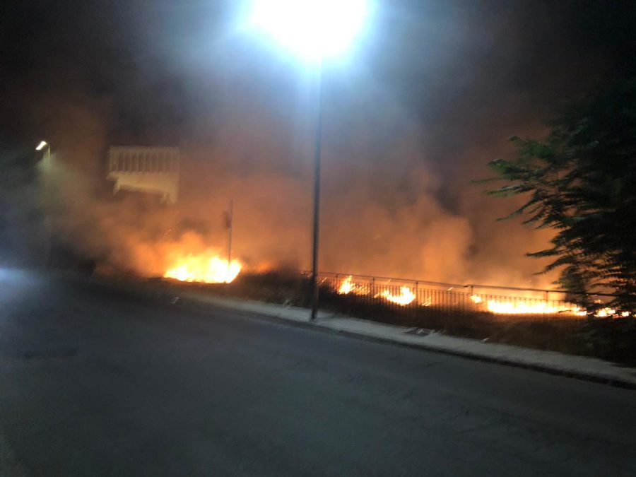Biancavilla. Incendio di sterpaglie in via Cristoforo Colombo