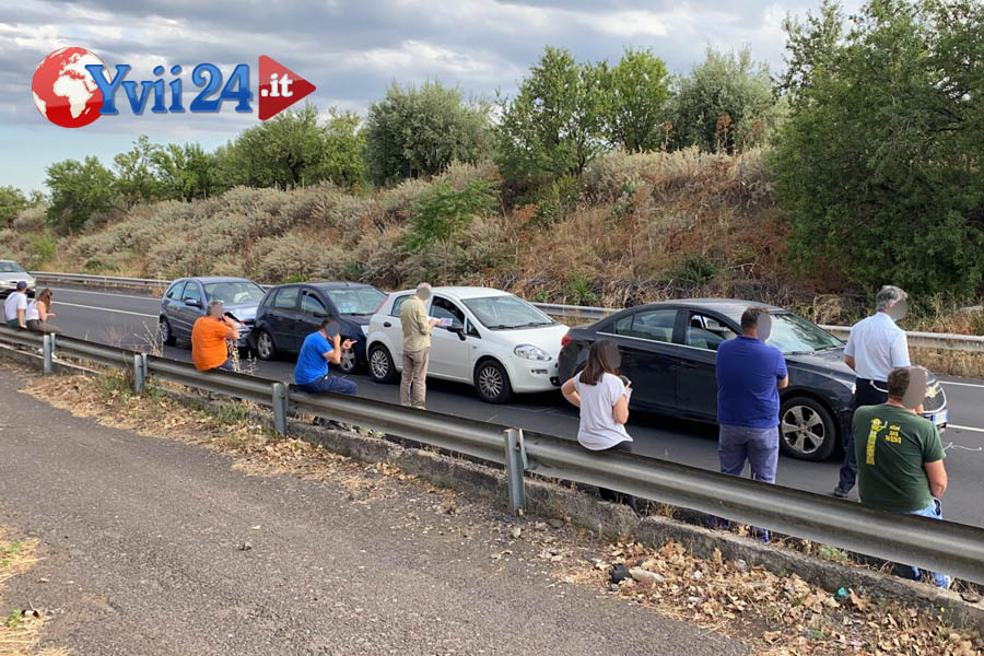 Tamponamento a catena sulla statale 284 nei pressi dello svincolo di Biancavilla