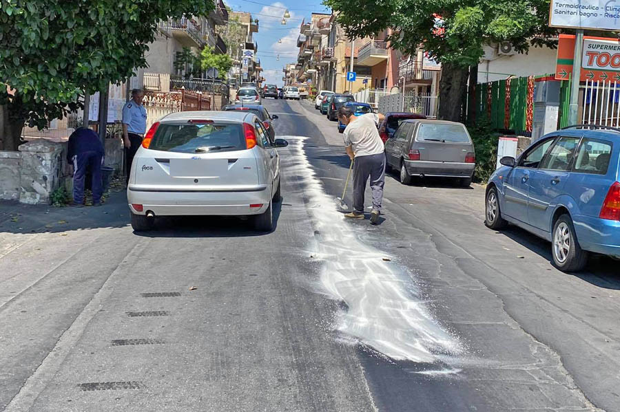 Santa Maria di Licodia. Nafta in via Vittorio Emanuele, sul posto gli operai del Comune
