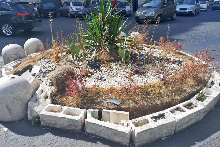 Paternò. Ai “Quattro Canti” installazione artistica “ready-made”