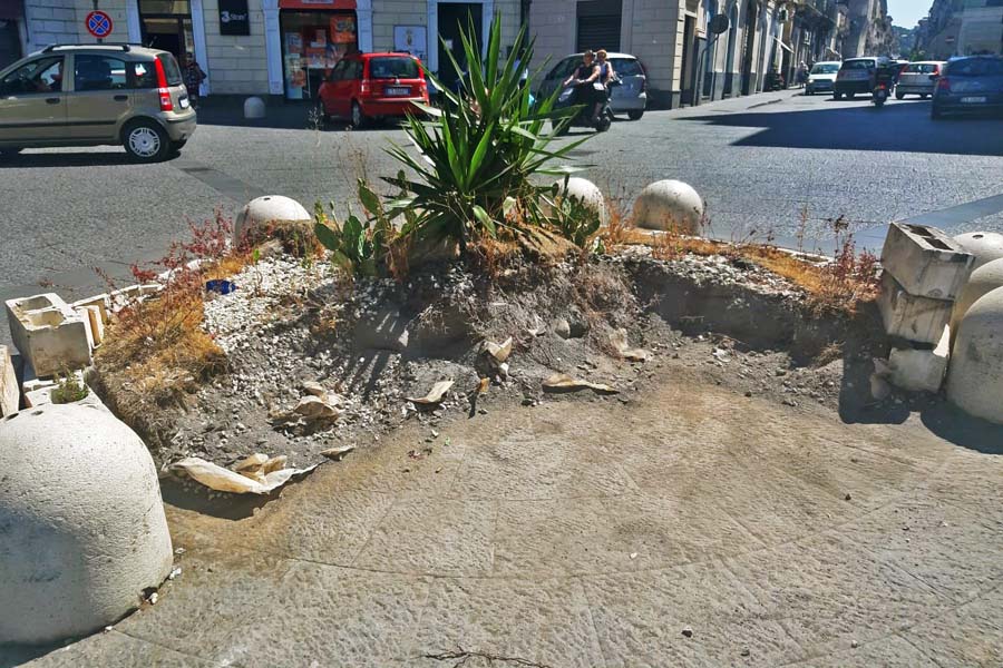 Paternò. Non era un’opera d’arte, ma un mostro: rimosso!