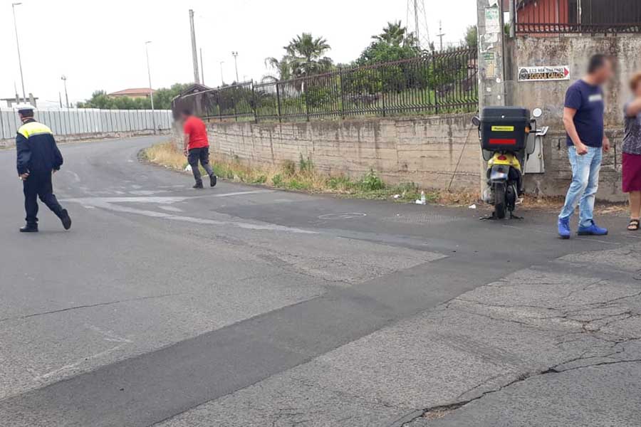 Paternò. Scontro tra uno scooter di Poste Italiane e un’automobile