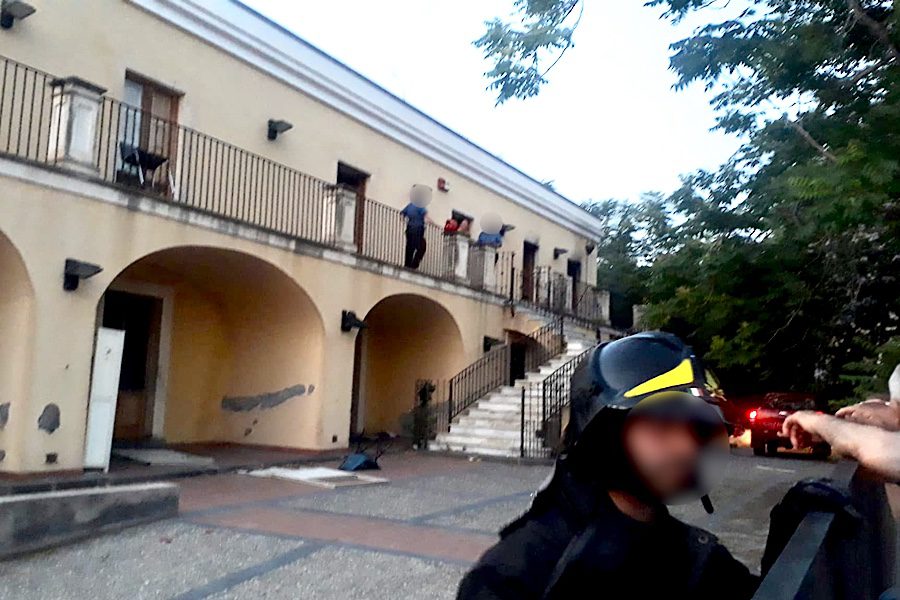 Paternò. Incendiata una porta di Casa Coniglio