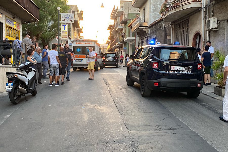 Santa Maria di Licodia. Investe un pedone con auto e scappa