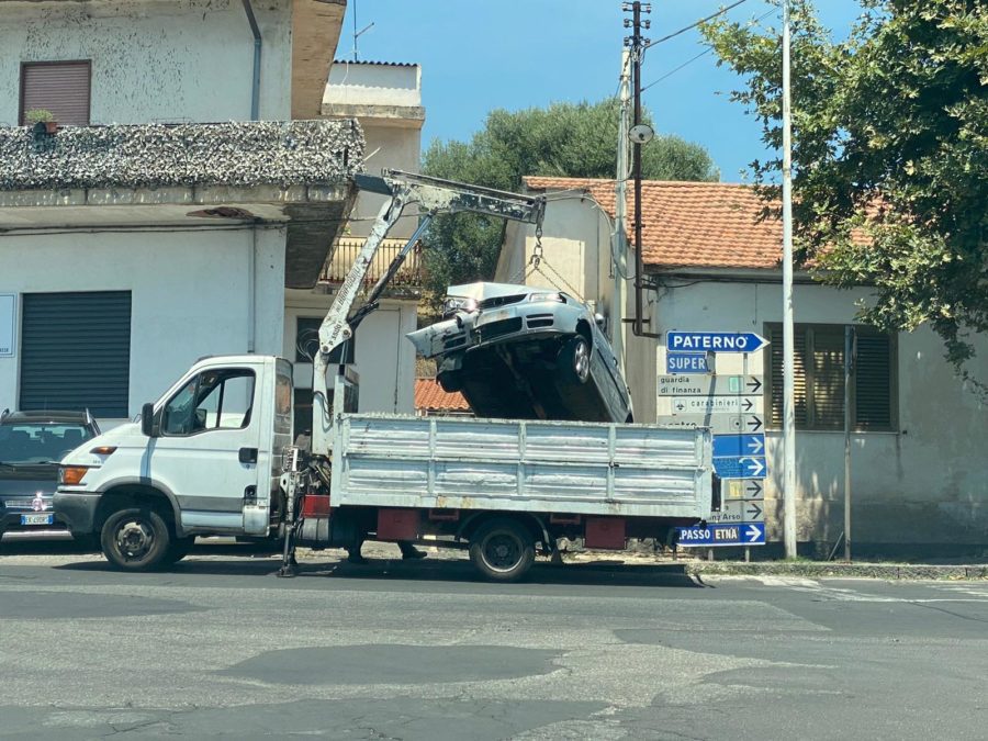 Santa Maria di Licodia. Sequestrata l’auto che ha divelto un palo in via Randone