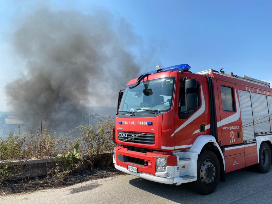 Santa Maria di Licodia. Incendio di rifiuti e vegetazione sulla Sp 85