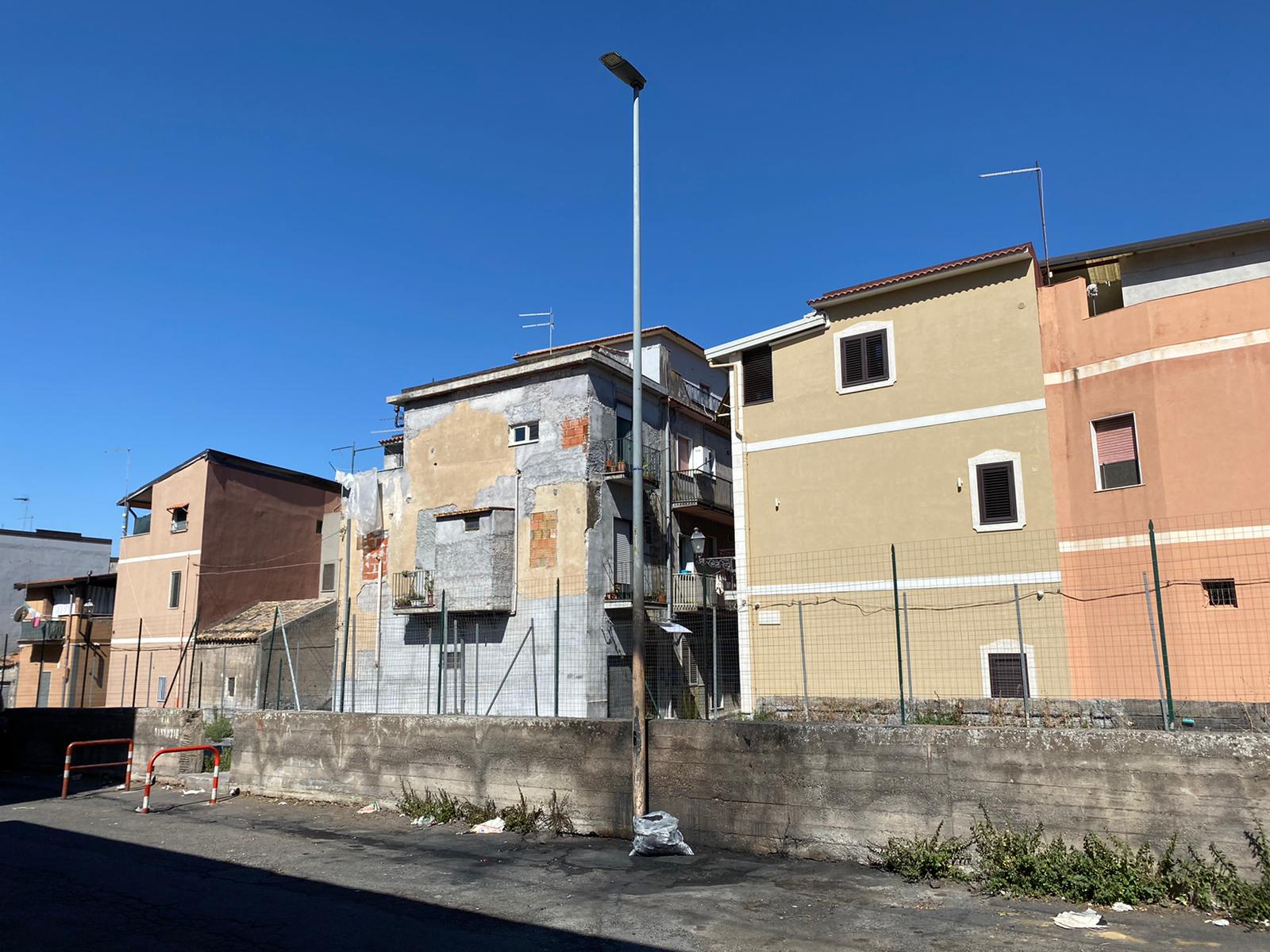 Adrano. Auto in fiamme in via Gabriele D’Annunzio
