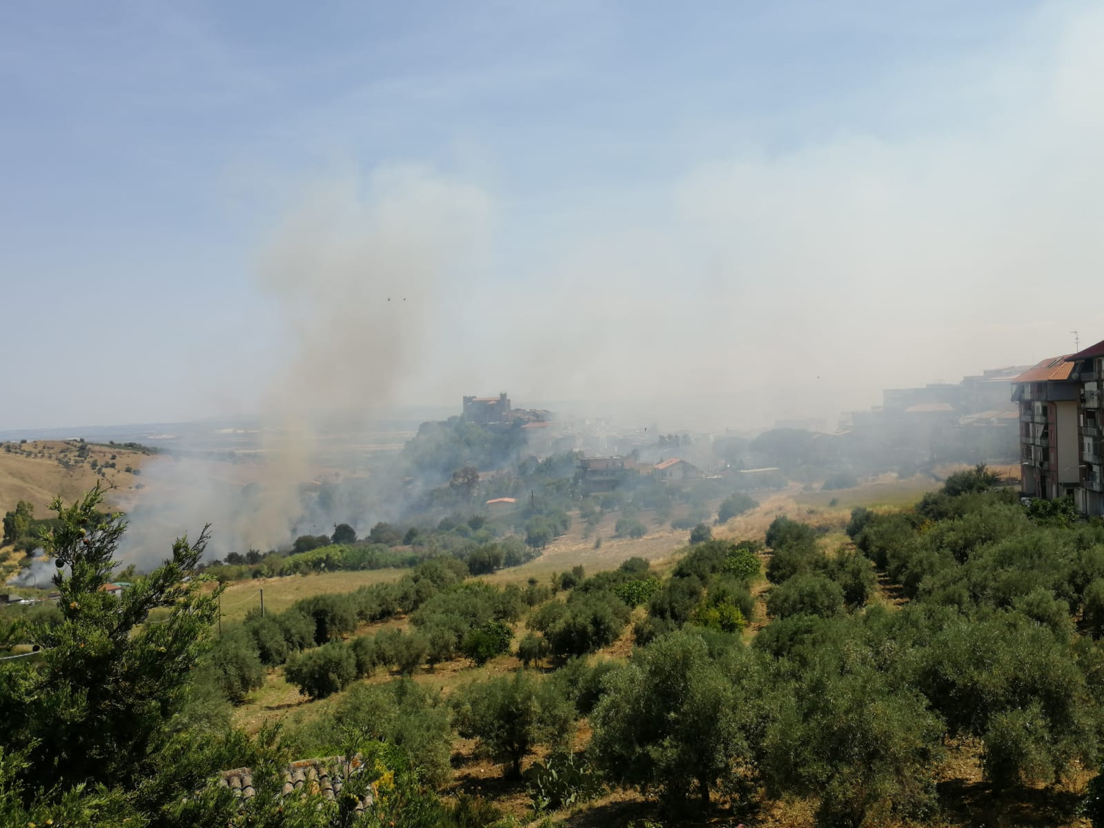 Motta Sant’Anastasia. Fiamme minacciano abitazioni