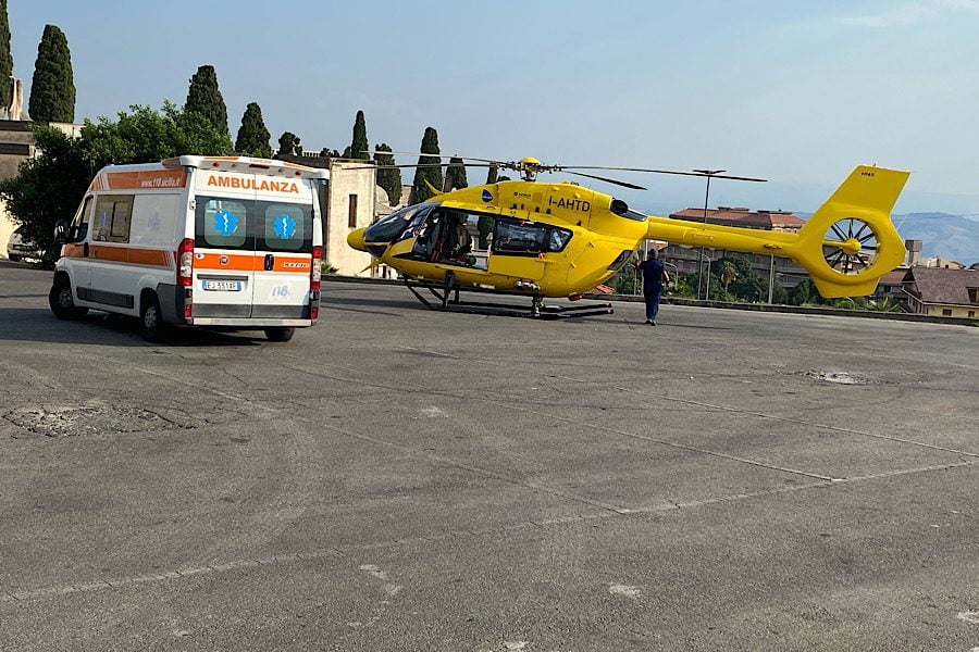 Biancavilla. Ingerisce sostanza chimica. Interviene l’elisoccorso