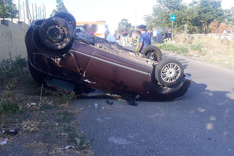 Biancavilla. Auto cappotta in via Curiel
