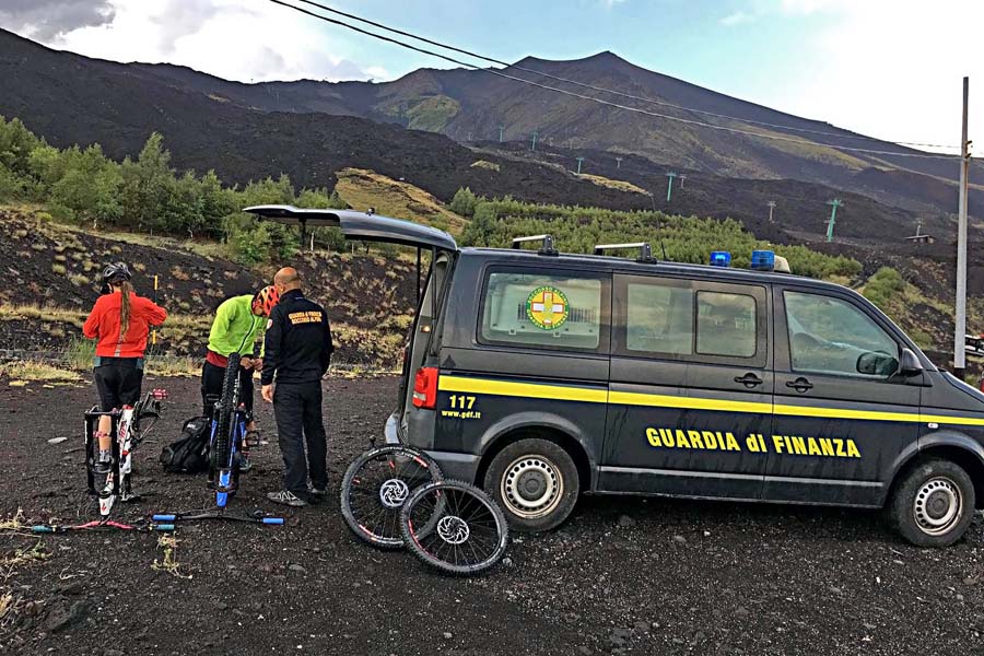 Etna. Grandina, ciclisti in difficoltà salvati dalla Guardia di Finanza