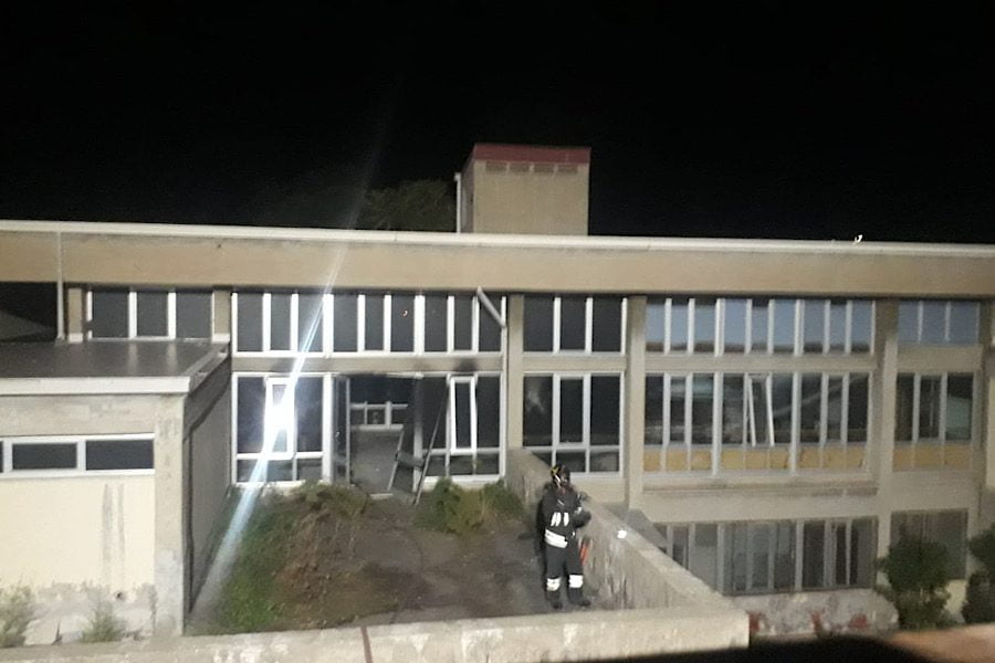 Paternò. Incendio all’interno dell’ex quarto  circolo