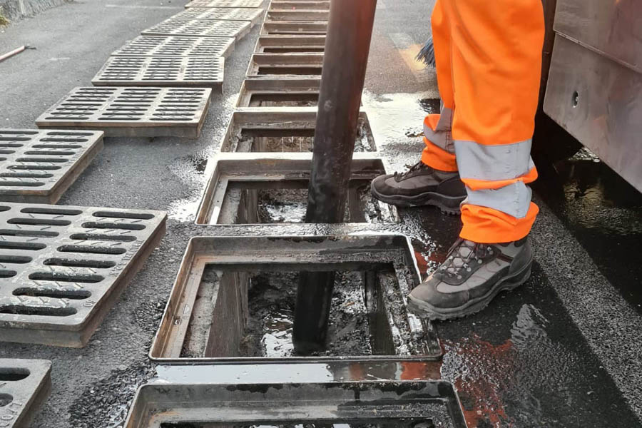 Biancavilla, iniziata la pulizia dei tombini