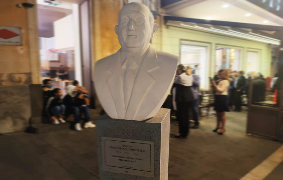 Belpasso. Il cavaliere Condorelli davanti al suo bar per sempre