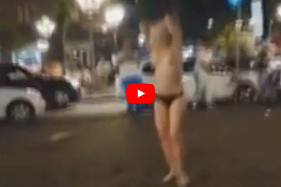Catania. Balla nuda in piazza Stesicoro, tutti la filmano nessuno la copre