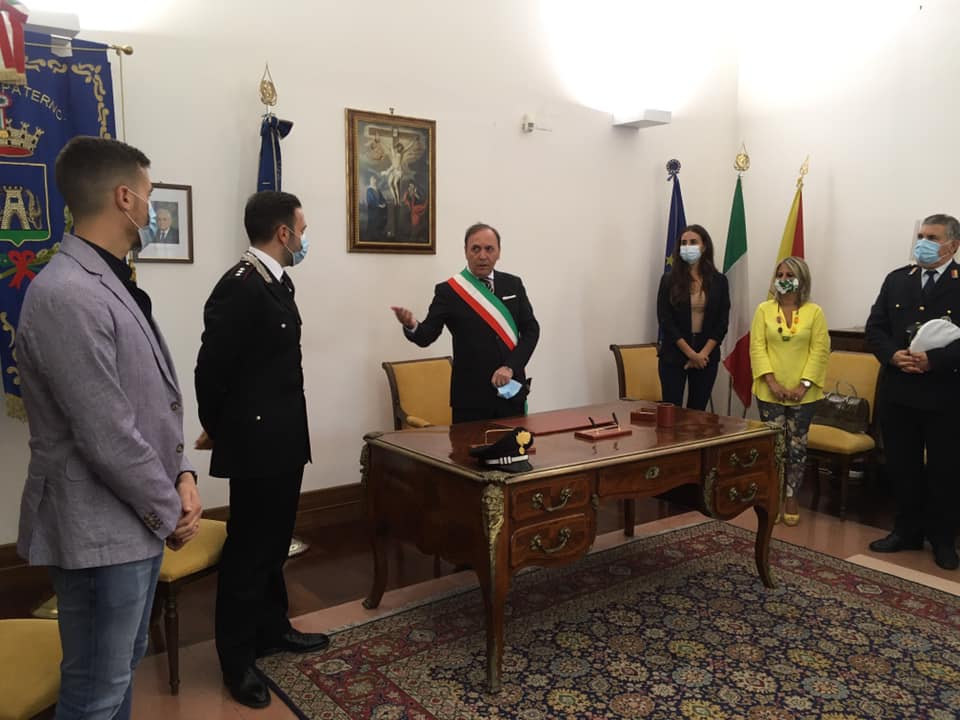 Paternò. Il sindaco “accoglie” il nuovo capitano dei Carabinieri