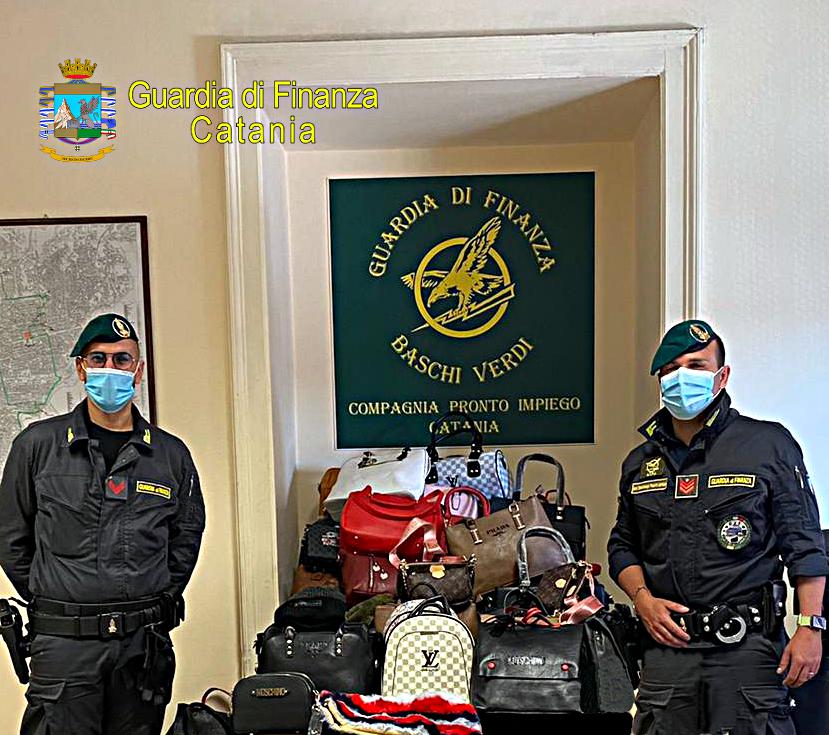 Catania. Gdf sequestra centinaia di capi di abbigliamento contraffatti a “fera o’ luni”