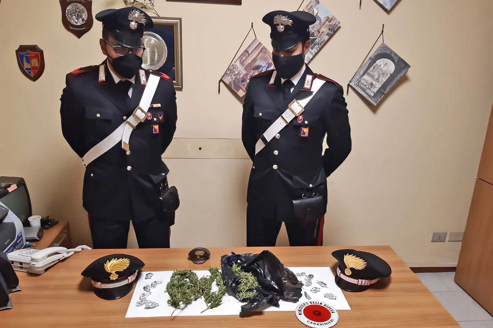 Paternò. Spacciatori tentano la fuga sui tetti: arrestati con 80 grammi di “erba”