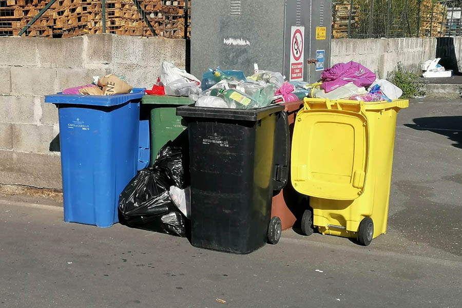Belpasso. Piano Tavola, improprio utilizzo dei contenitori della differenziata da parte della Balestrieri